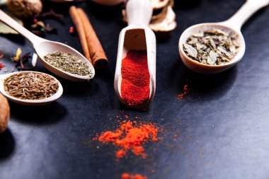 Özel kavanoz siyah arka plan üzerine baharat. Gıda