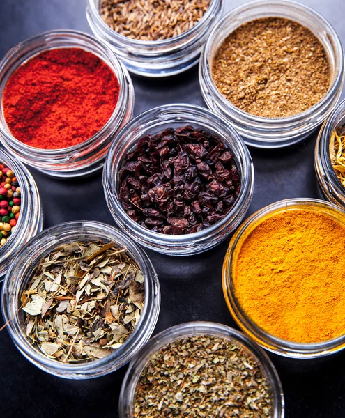 Özel kavanoz siyah arka plan üzerine baharat. Gıda