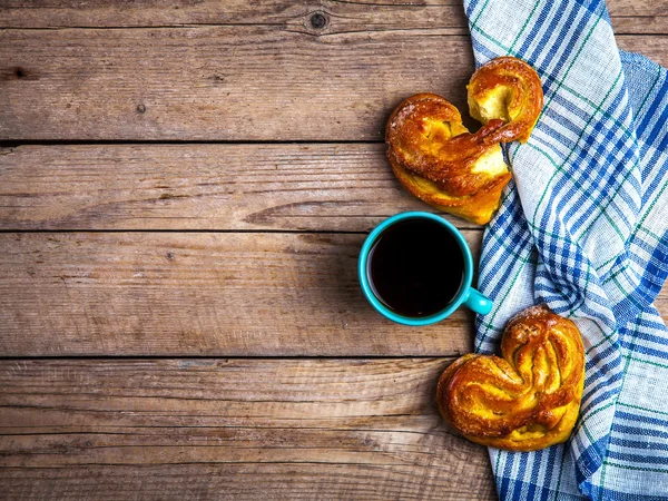 Délicieuses pâtisseries pour le petit déjeuner avec serviette de cuisine, café. Matin, boissons, nourriture — Photo