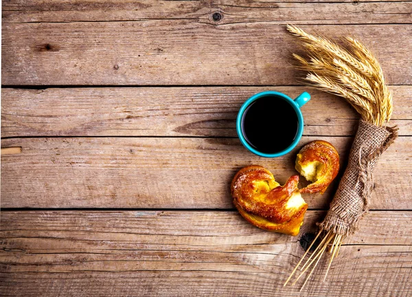 Läckra bakverk till frukost med kaffe. Morgonen, drycker, livsmedel — Stockfoto