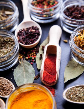 Özel kavanoz siyah arka plan üzerine baharat. Gıda