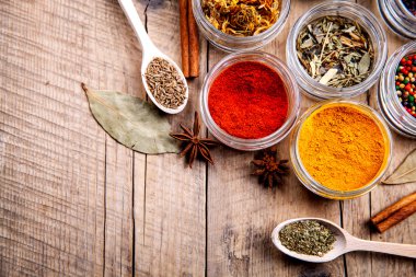 Ahşap arka plan baharat setinde. Gıda