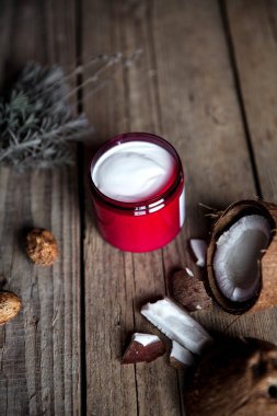 ahşap arka plan üzerinde doğal, organik krem. Bakım güzel ve sağlıklı bir cilt. Güzellik ve sağlık. Lavanta ve hindistan cevizi.