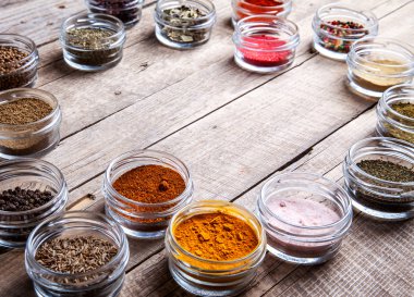 Ahşap zemin üzerine kavanoz içinde baharatlar. Gıda