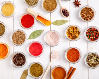 Baharat beyaz ahşap zemin üzerinde. Gıda