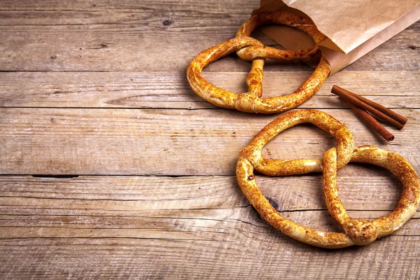 Hausgemachtes Gebäck. Brezel auf Holzgrund. Lebensmittel — Stockfoto