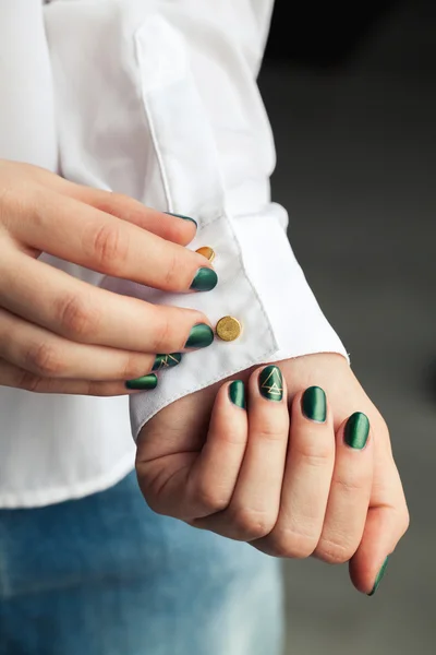 Vackra moderna fashionabla flicka med en grön manikyr. Naglar stil, gel. — Stockfoto