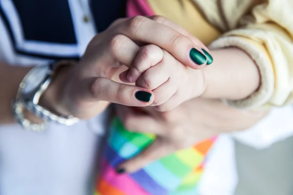 Hände von Mutter und Baby — Stockfoto