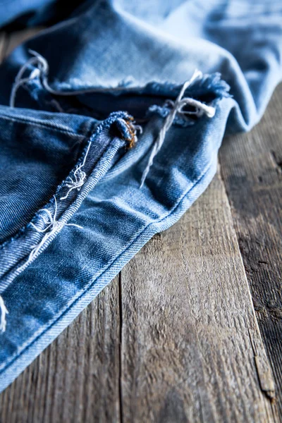 Jeans auf einem hölzernen Hintergrund. Mode, Kleidung, Lifestyle. — Stockfoto