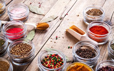 Ahşap arka plan baharat setinde. Gıda