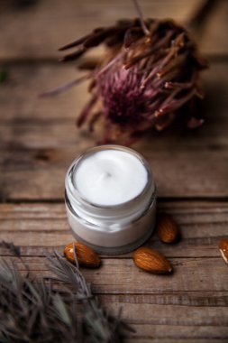 Organik kremler, losyonlar yüz ve vücut için. İçin doğal bakım 