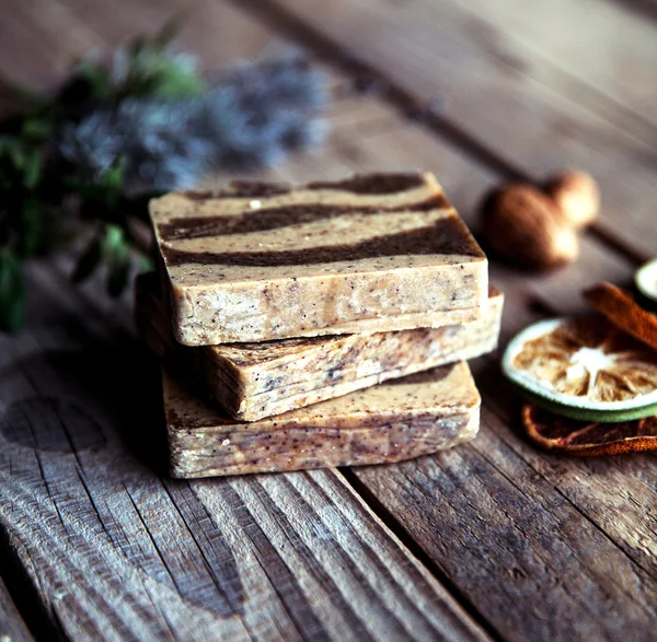 Kosmetyki naturalne. Organiczny peeling mydło na drewniane tła. Puri — Zdjęcie stockowe