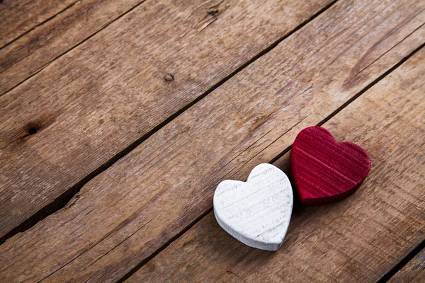 Corazones de madera sobre un fondo de madera — Foto de Stock