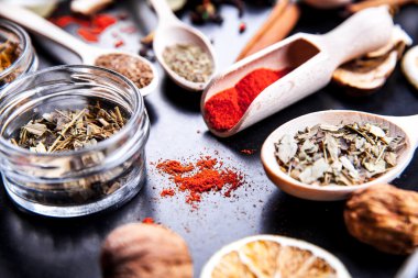 Özel kavanoz siyah arka plan üzerine baharat. Gıda