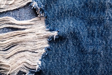 Mavi kot desenli, delikli ve iplikli.