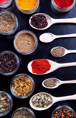 Özel kavanoz siyah arka plan üzerine baharat. Gıda