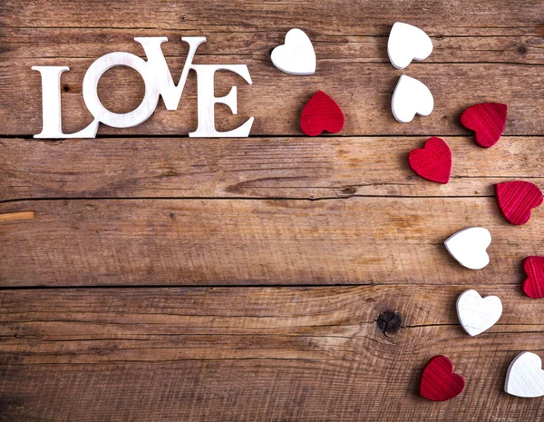 Palavra "amor" em tábuas de madeira velhas. Dia de São Valentim — Fotografia de Stock