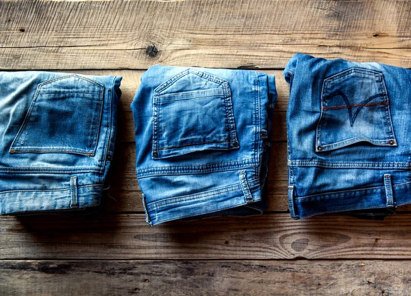 Blue Jeans auf Holzbrett. Farbe Jeans Mode. — Stockfoto