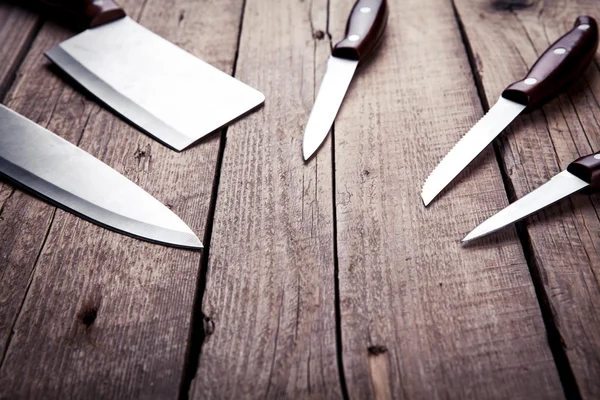 Piękne noże z drewnianą rączką, na starej tabeli. Kuchnia, gotowanie, cięcie — Zdjęcie stockowe