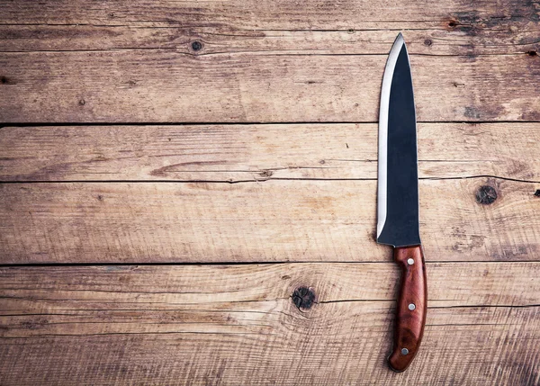 Cuchillo marrón en una cocina vieja. Cocinar, cortar, cocinar. En woo — Foto de Stock