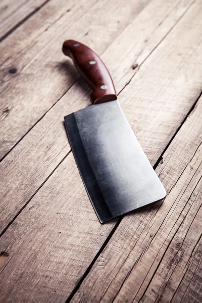 Staré řeznický nůž, na dřevěné pozadí. Kuchyně, vaření. — Stock fotografie