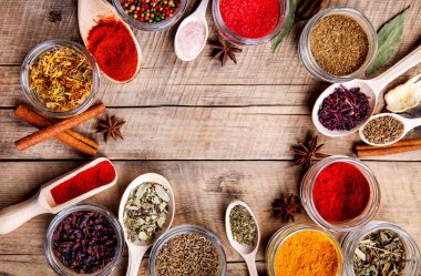 Ahşap arka plan baharat setinde. Gıda
