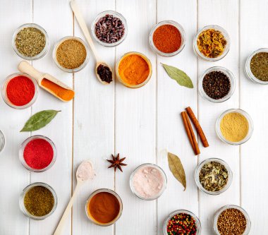 Baharat beyaz ahşap zemin üzerinde. Gıda