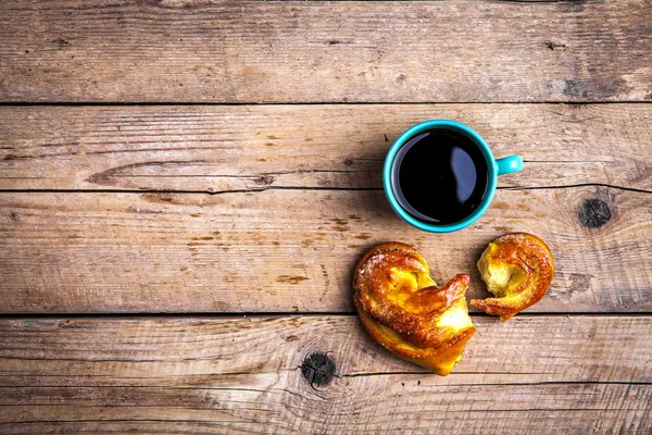 Deliciosos pasteles para el desayuno con café. Buenos días, bebidas, f —  Fotos de Stock