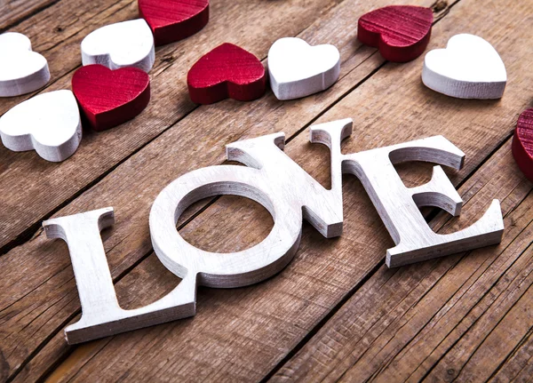 Palavra "amor" em tábuas de madeira velhas. Dia de São Valentim — Fotografia de Stock