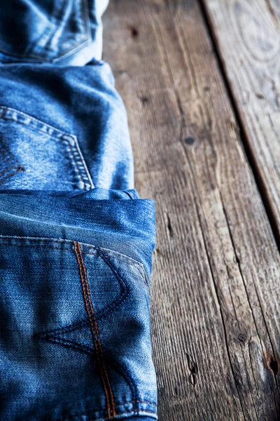 Jeans auf einem hölzernen Hintergrund. Mode, Kleidung, Lifestyle. — Stockfoto