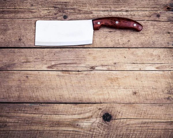 Eski kasap bıçağı, ahşap arka plan üzerinde. Mutfak, yemek. — Stok fotoğraf