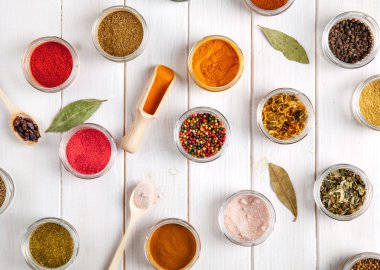 Baharat beyaz ahşap zemin üzerinde. Gıda