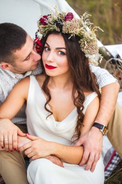 doğada poz mutlu yeni evli çift