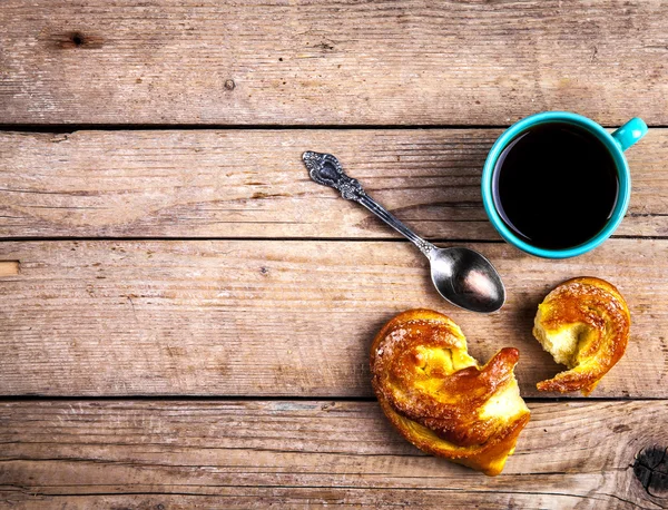 Läckra bakverk till frukost med kaffe. Morgon, drycker, f — Stockfoto