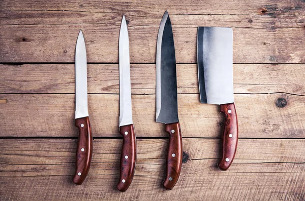 Bellissimi coltelli con manico in legno, su un vecchio tavolo. Cucina, c — Foto Stock