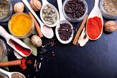 Özel kavanoz siyah arka plan üzerine baharat. Gıda