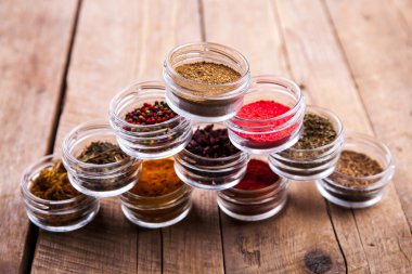 Ahşap zemin üzerine kavanoz içinde baharatlar. Gıda