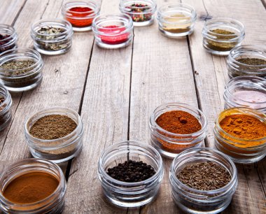 Ahşap zemin üzerine kavanoz içinde baharatlar. Gıda