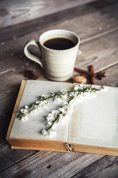Чашка кофе с книгой на деревянном фоне в винтажном стиле — стоковое фото