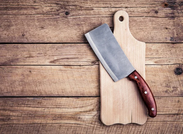 Bloco de placa de corte e cutelo de carne faca de grande chef em madeira — Fotografia de Stock