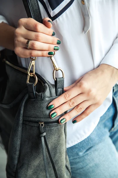 Fille moderne avec vernis à ongles vert et un sac à la mode en jean élégant. La vie de style, tendance — Photo