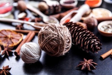 siyah arka plan üzerine baharat ile tahta kaşıklar