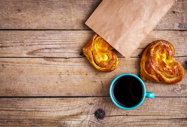 Hembakade bakverk. Bun hjärtat i en papperspåse. till frukost med — Stockfoto