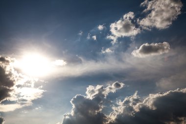 Bulutlara yakın mavi gökyüzü