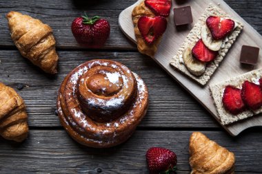 ahşap ba çilek ve tatlı çörek ile lezzetli kahvaltı