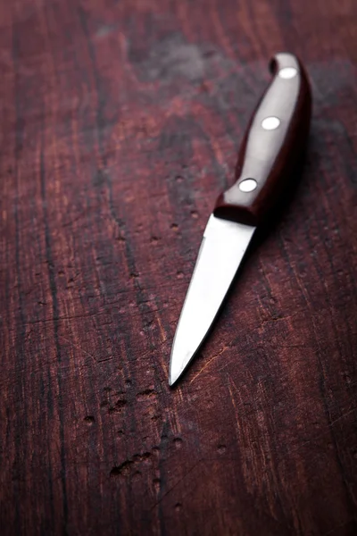 Brown knife on an old kitchen. Cooking, cutting, cooking. On woo — Stock Photo, Image