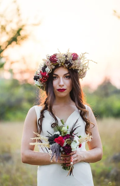 Vacker brud med en bukett på naturen. Bröllop, blommor, semester. — Stockfoto