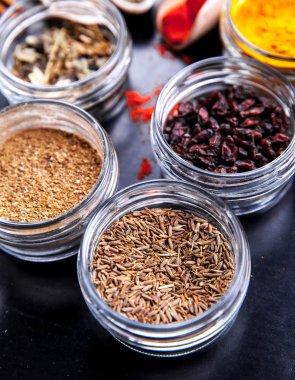 Özel kavanoz siyah arka plan üzerine baharat. Gıda