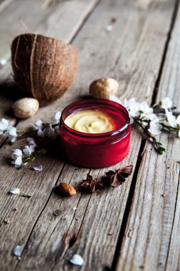 Organik Kozmetik. Kiraz çiçekleri ile krem ahşap fotoğraf.