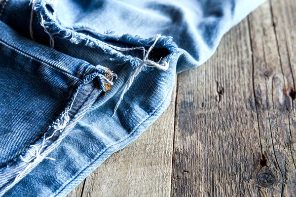 Jeans auf einem hölzernen Hintergrund. Mode, Kleidung, Lifestyle. — Stockfoto